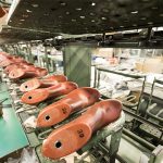 The conveyor of the shoe factory